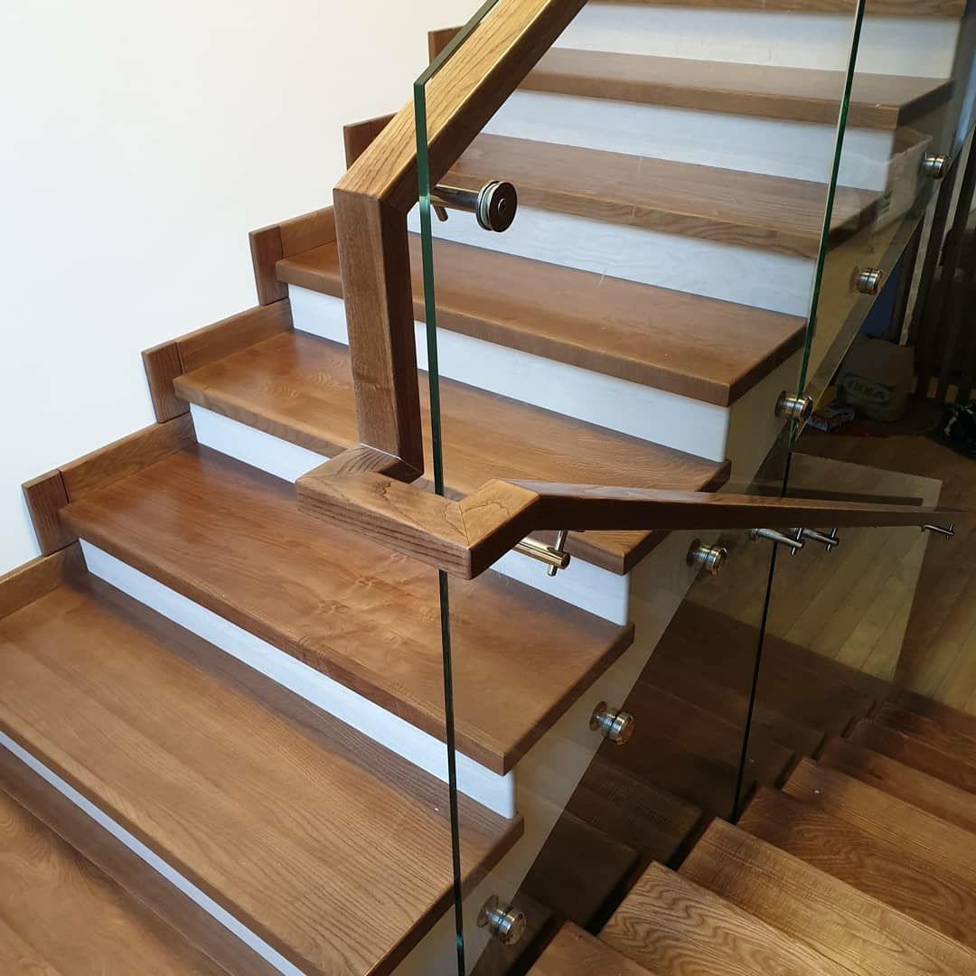 Cầu thang kính ốp gỗ sang trọng